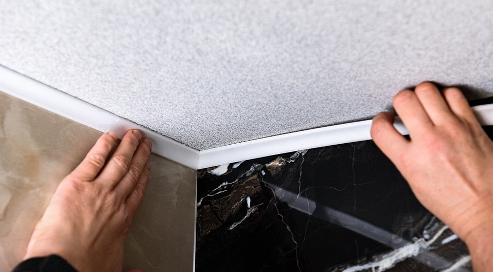 Ilustracja przedstawia sposób cięcia listew sufitowych pod kątem na narożnik.