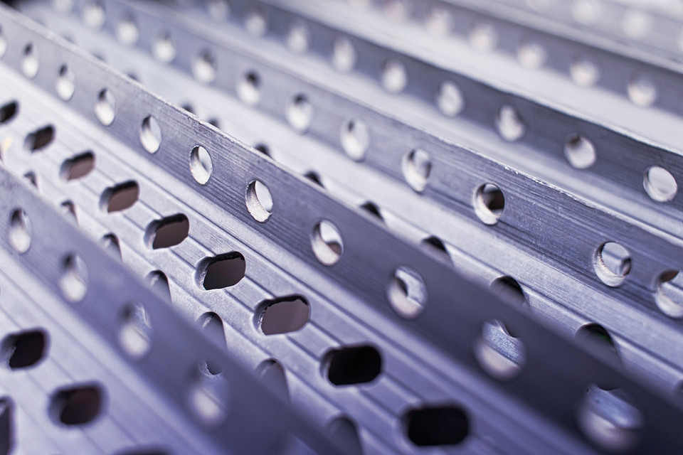 Poziomica w akcji Ilustracja pokazująca użycie poziomicy do sprawdzenia pionu ościeży okiennych podczas tynkowania.