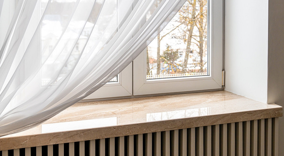 Tynkowanie: Krok po kroku Zdjęcie przedstawia proces tynkowania ościeży okiennych krok po kroku w celu izolacji