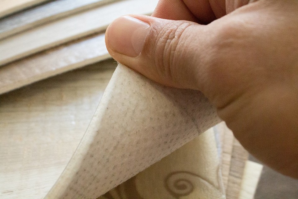 Szczegółowe zdjęcie łączenia dwóch arkuszy linoleum; precyzyjne dopasowanie.