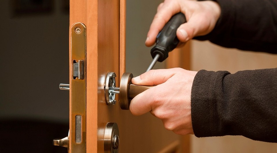 Zdjęcie przedstawia instrukcje demontażu klamki drzwi wewnętrznych krok po kroku. Narzędzia i części.