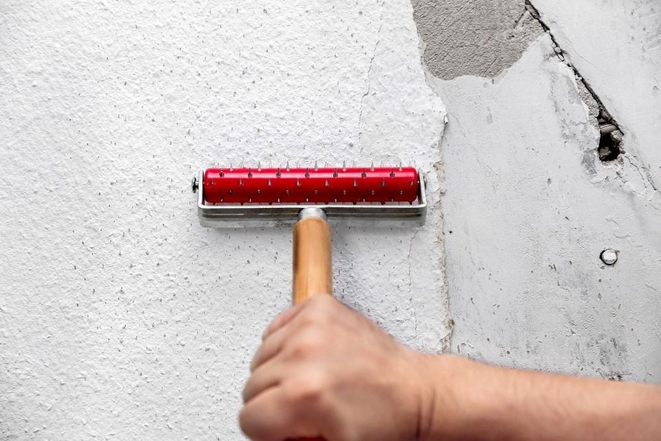 Usuwanie tapet parą: efektywna metoda na stare tapety w małym mieszkaniu 2026