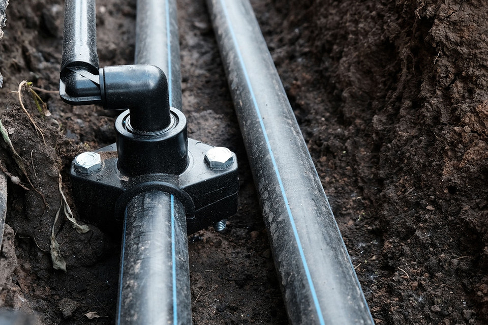 Instalacja PE - połączenie Proces łączenia rur PE przy użyciu złączki kompresyjnej, istotny dla instalacji wodnej i wodociągów podziemnych.