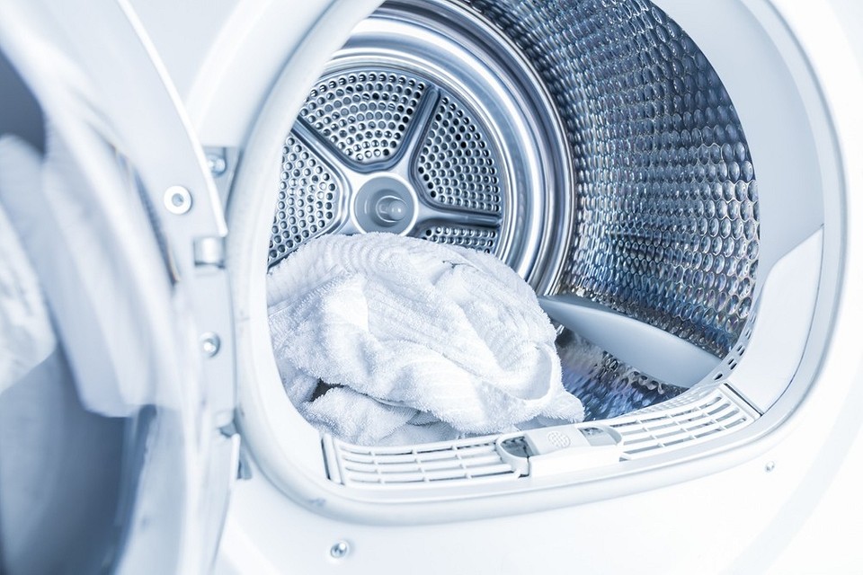 Funkcjonalny zestaw AGD Suszarka bębnowa ustawiona obok pralki, tworząc funkcjonalny zestaw AGD w domowej pralni.