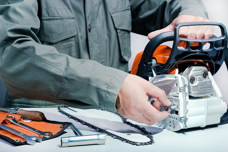 Ostrzenie łańcucha pilarki z wykorzystaniem pilnika i prowadnika.