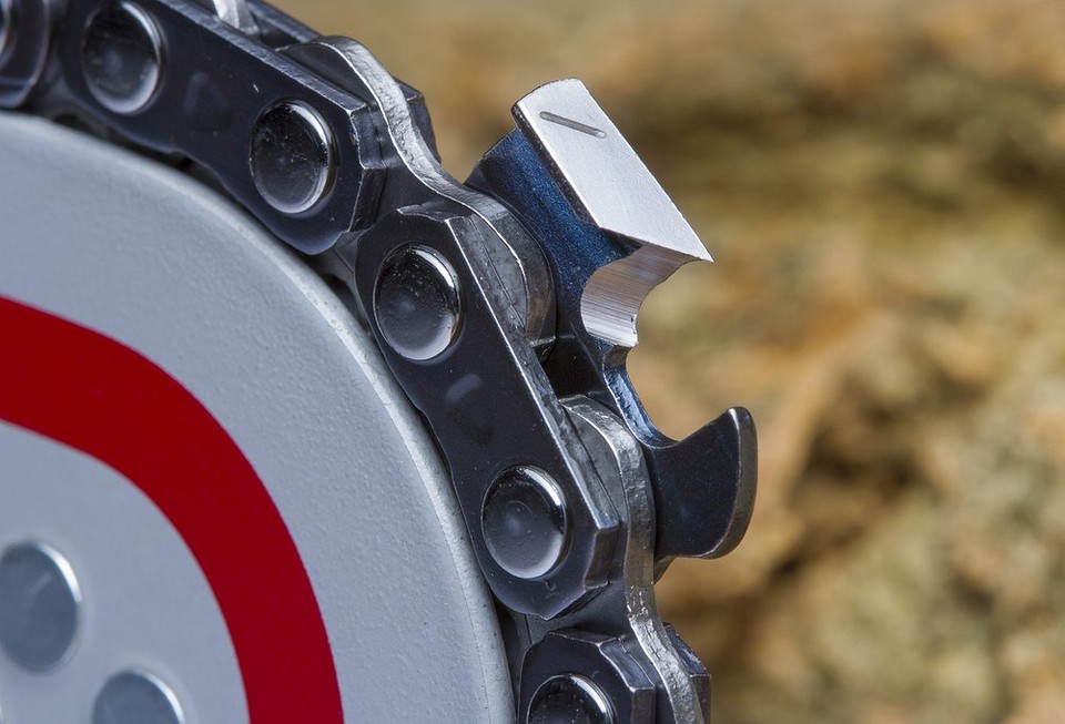 Narzędzia potrzebne do ostrzenia łańcucha pilarki: pilnik, prowadnik, imadło.