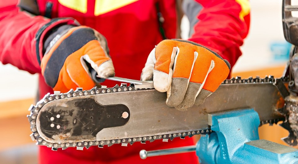 Ostrzenie łańcucha piły spalinowej - demonstracja krok po kroku bezpiecznej pracy.