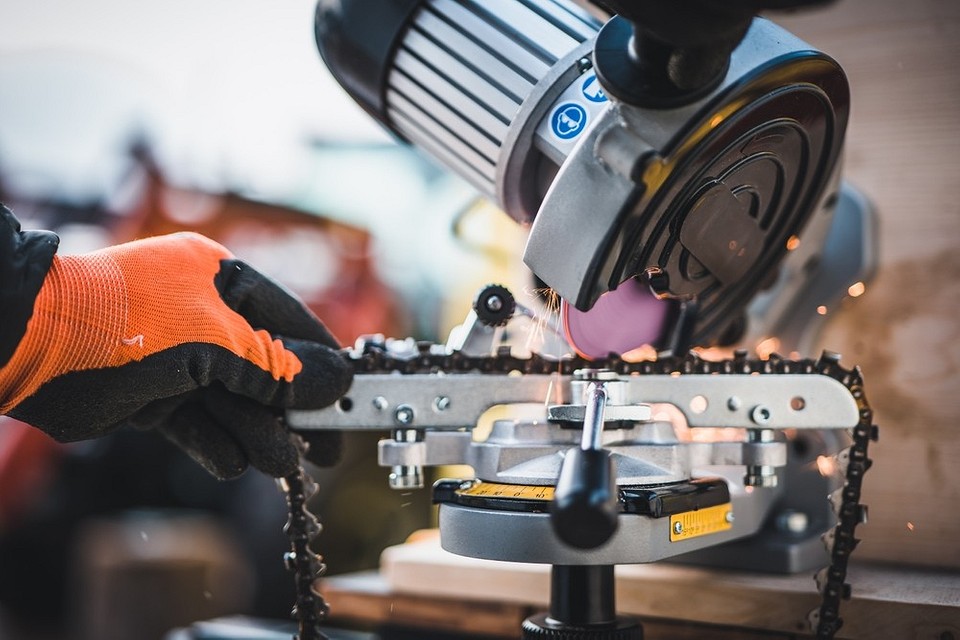 Źle naostrzony łańcuch pilarki może powodować nadmierne wibracje i zagrożenie.