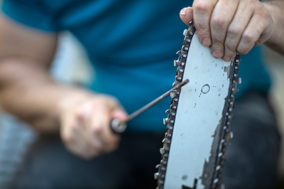 Sprawdzenie ostrości łańcucha pilarki po procesie ostrzenia.