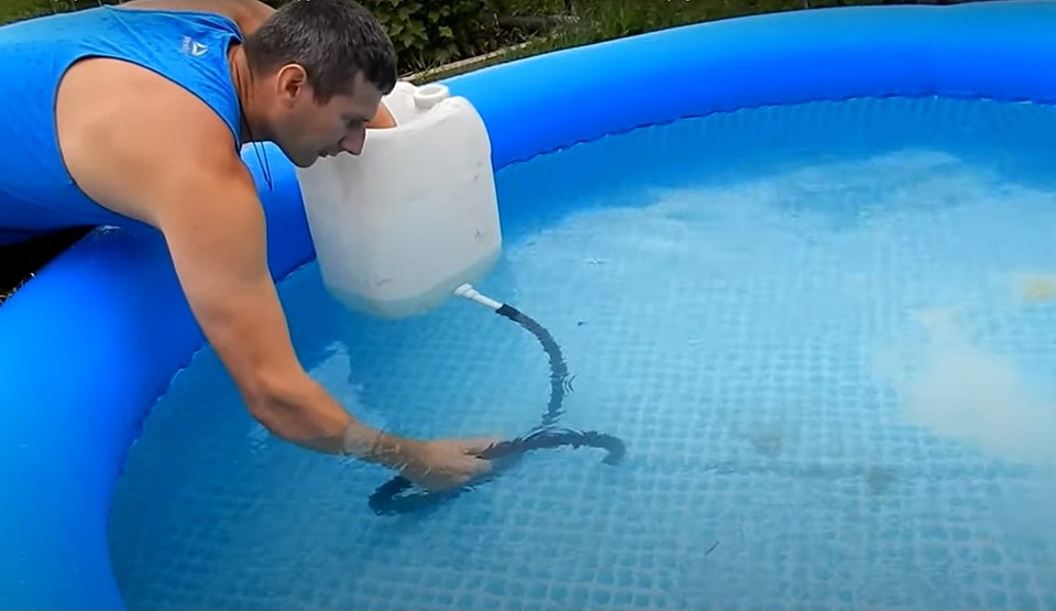 Chemia basenowa: Użycie chemii do czyszczenia dna basenu z osadów.