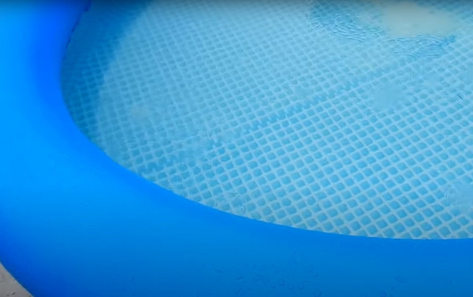 Akcesoria do czyszczenia basenu: Szczotka do czyszczenia ścian basenu.