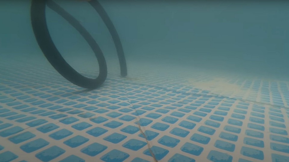 Automatyczne odkurzacze do basenu: Robot czyszczący dno basenu.