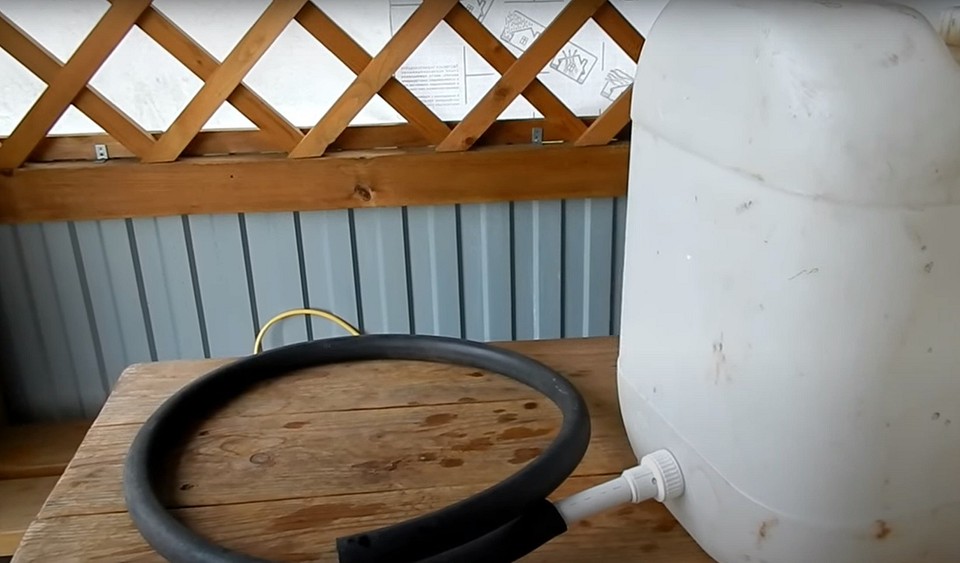 Czyszczenie basenu: Ręczne usuwanie zanieczyszczeń z dna basenu - poradnik.