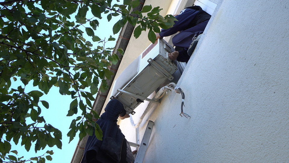 Obraz pokazujący schemat podłączenia jednostki wewnętrznej klimatyzacji.