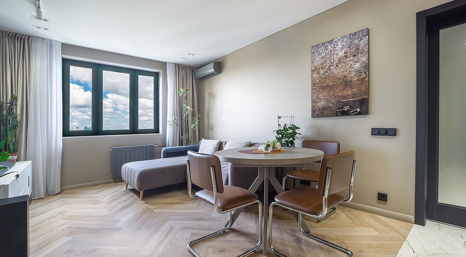 Ilustracja przedstawiająca instrukcje montażu klimatyzacji w mieszkaniu.