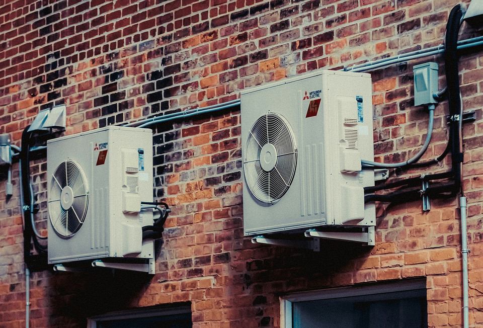 Zdjęcie przedstawiające proces instalacji klimatyzacji typu split w domu.