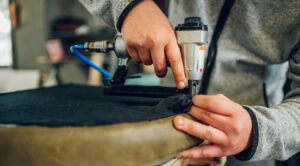 Zszywacz tapicerski: Jak uniknąć błędów i odnowić meble jak ekspert? — Jak załadować zszywki do zszywacza tapicerskiego