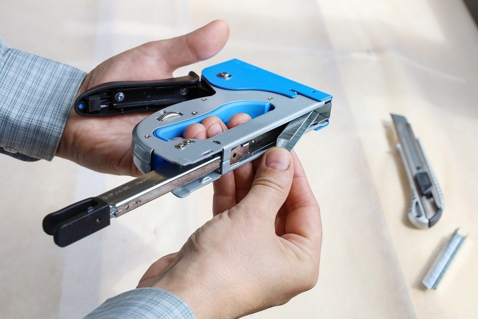 Instrukcja obrazkowa: zszywki Ilustracja przedstawiająca proces ładowania zszywek do zszywacza tapicerskiego krok po kroku