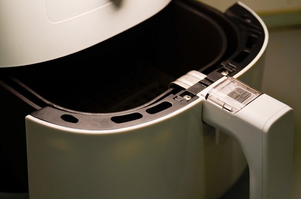 Aerogril w nowoczesnej kuchni, oszczędność miejsca i szybkie gotowanie.