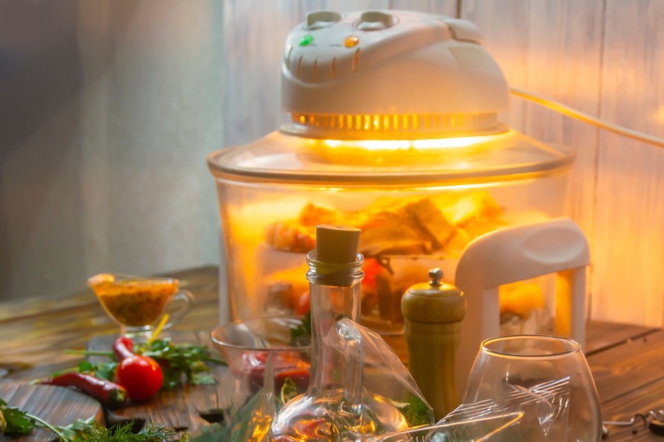 Potrawy przygotowane w aerogrilu - frytki, kurczak, warzywa bez dodatku oleju.