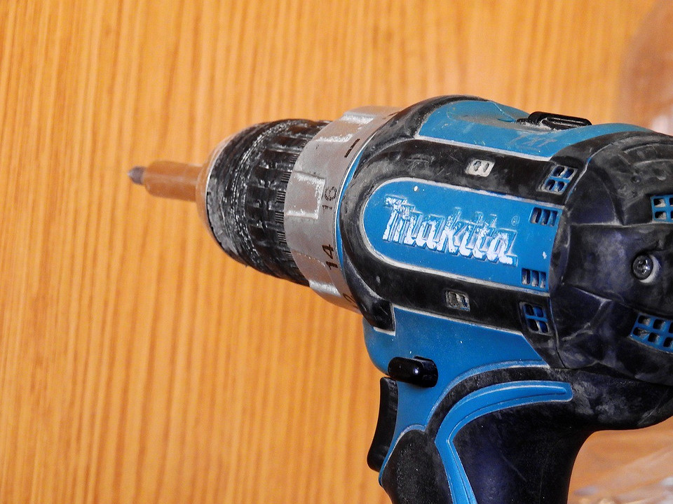 Akumulatorowa wiertarko-wkrętarka: moc, napięcie i moment obrotowy, kluczowe parametry