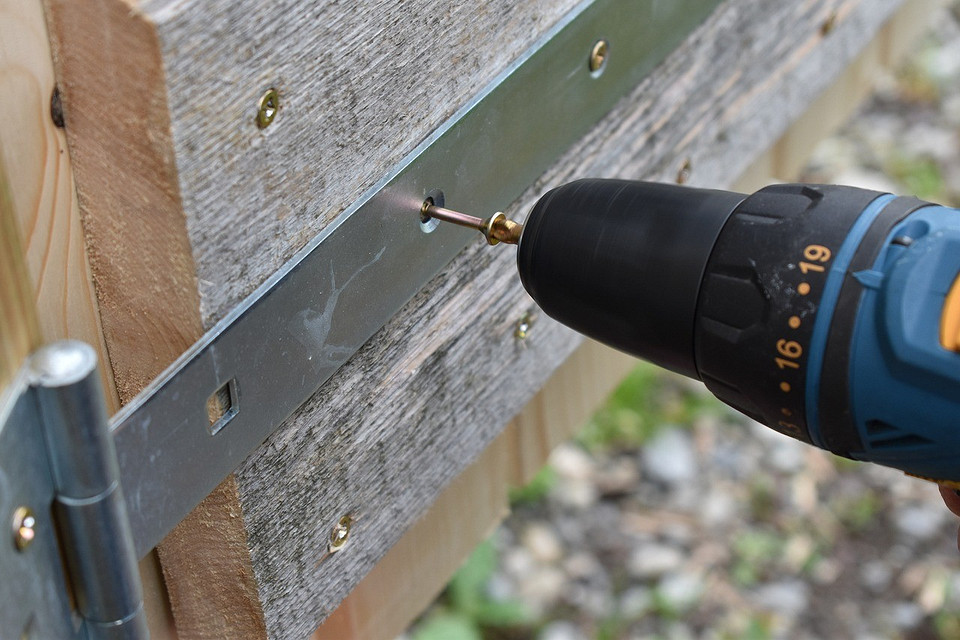 Akumulatorowa wiertarko-wkrętarka: parametry, na które zwrócić uwagę przy wyborze, przykład narzędzia