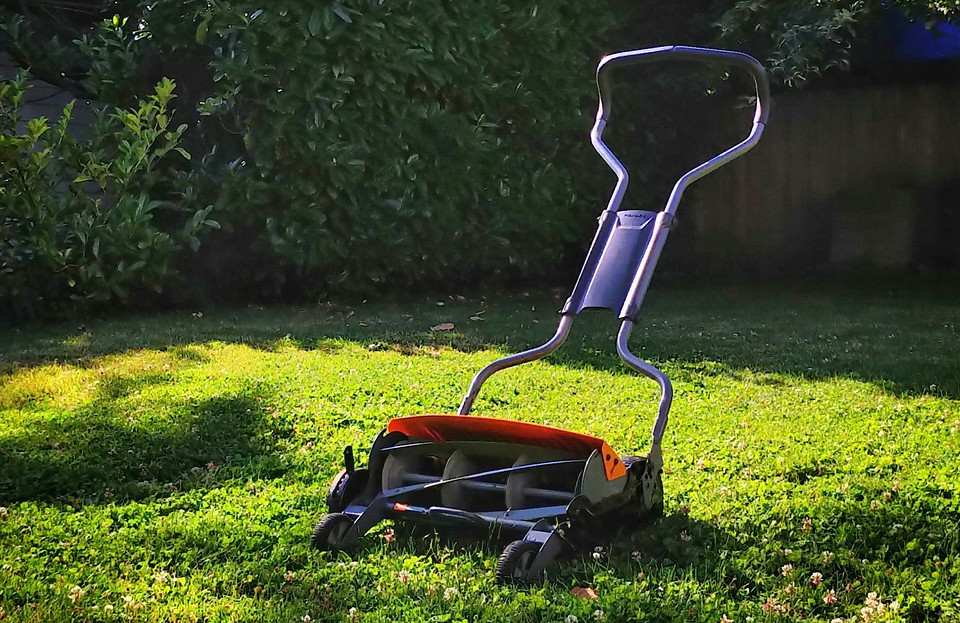 Różne typy kosiarek, w tym kosiarka akumulatorowa idealna do małego ogrodu.