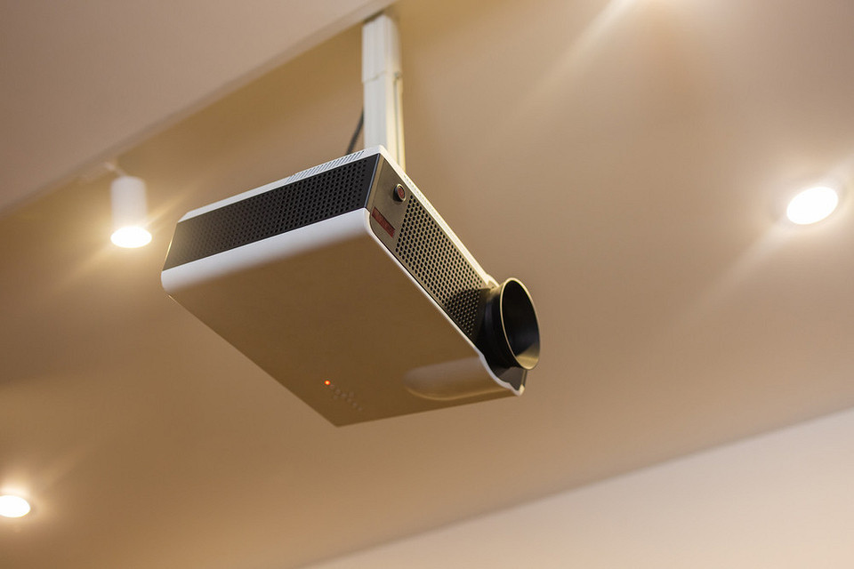 Full HD w kinie domowym Kino domowe 2026: Projektor Full HD wyświetlający film na ścianie. Poradnik wyboru.