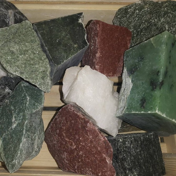 Wybór kamieni Ilustracja pokazująca różne opcje i porady dotyczące wyboru kamieni do sauny.