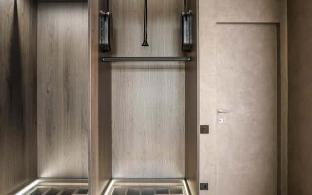 Przykładowa przebudowa mieszkania: wykorzystanie jasnych kolorów i minimalizmu.