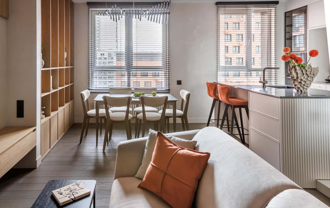 Aranżacja małego mieszkania w 2026 roku: funkcjonalne meble i jasne barwy.