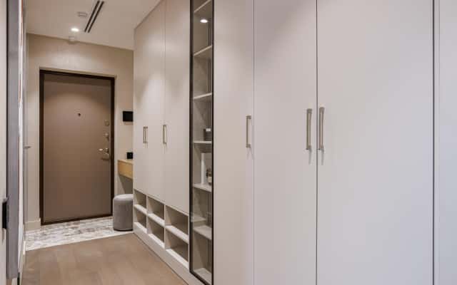 Przebudowa małego mieszkania: jasna przestrzeń z akcentami kolorystycznymi 2026.