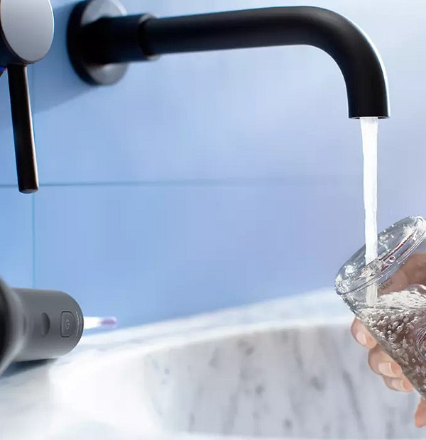 Wygodny irygator do zębów Ergonomiczny uchwyt irygatora, wygodny w użyciu podczas codziennej higieny jamy ustnej.