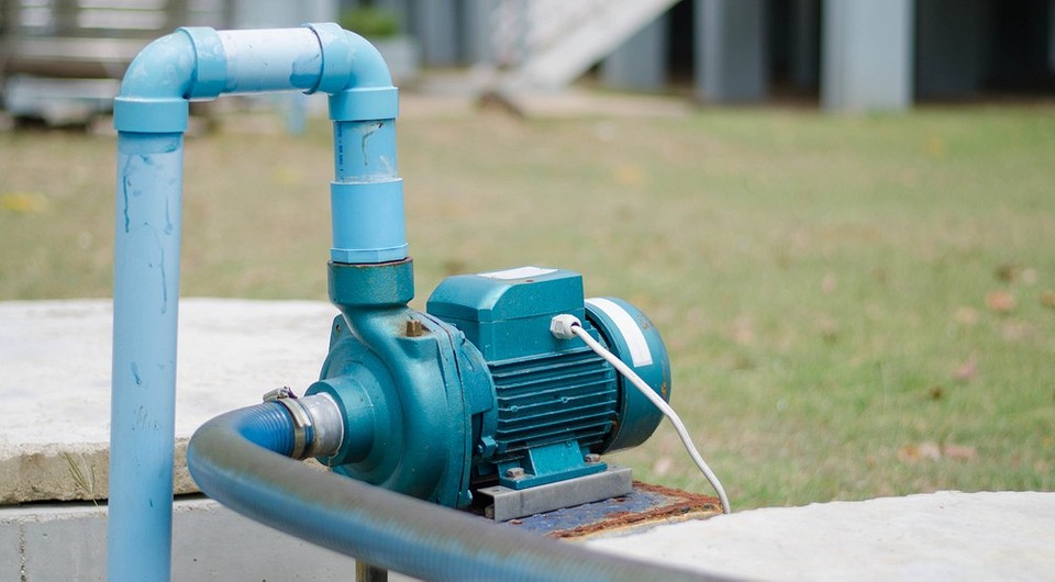 Różne modele pomp do studni głębinowych prezentowane obok siebie.