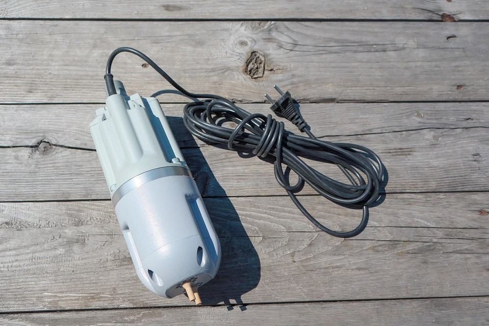 Różne typy pomp głębinowych przeznaczone do zasilania domu w wodę.