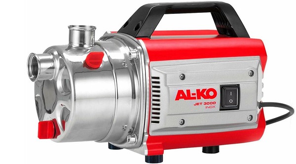 Zestaw hydroforowy z pompą głębinową zapewniający ciśnienie wody w domu.