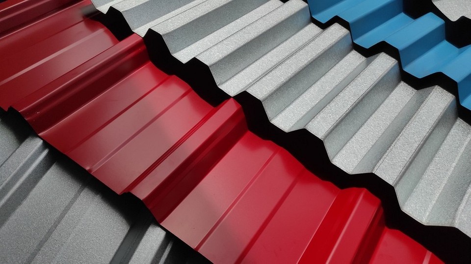 Rodzaje blach trapezowych Różne rodzaje blach trapezowych z widocznymi profilami i wykończeniami.