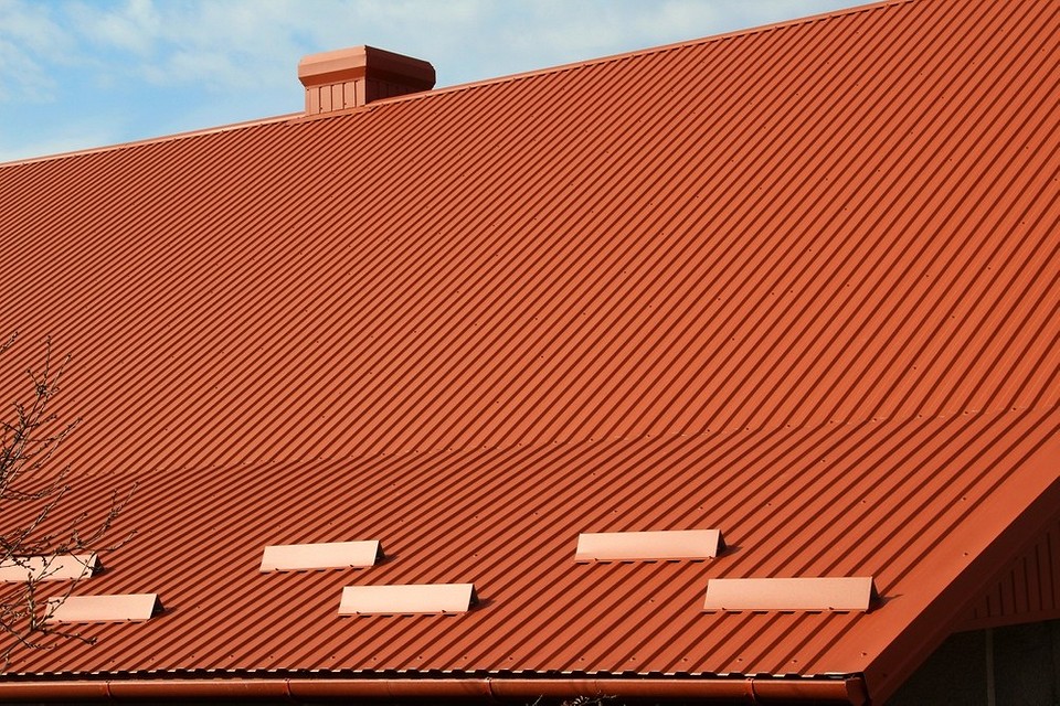 Budowa blachy trapezowej Przedstawienie warstwowej budowy blachy trapezowej: stal, cynk, powłoka polimerowa.