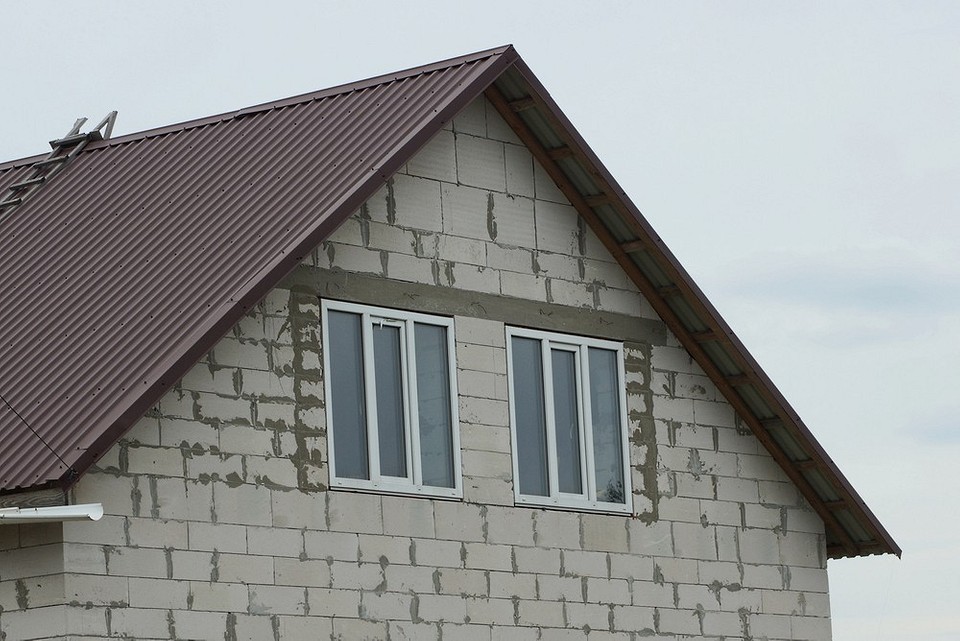 Dach wykonany z blachy Pokrycie dachu skośnego z blachy trapezowej, wykonane z dbałością o detale wykonania.