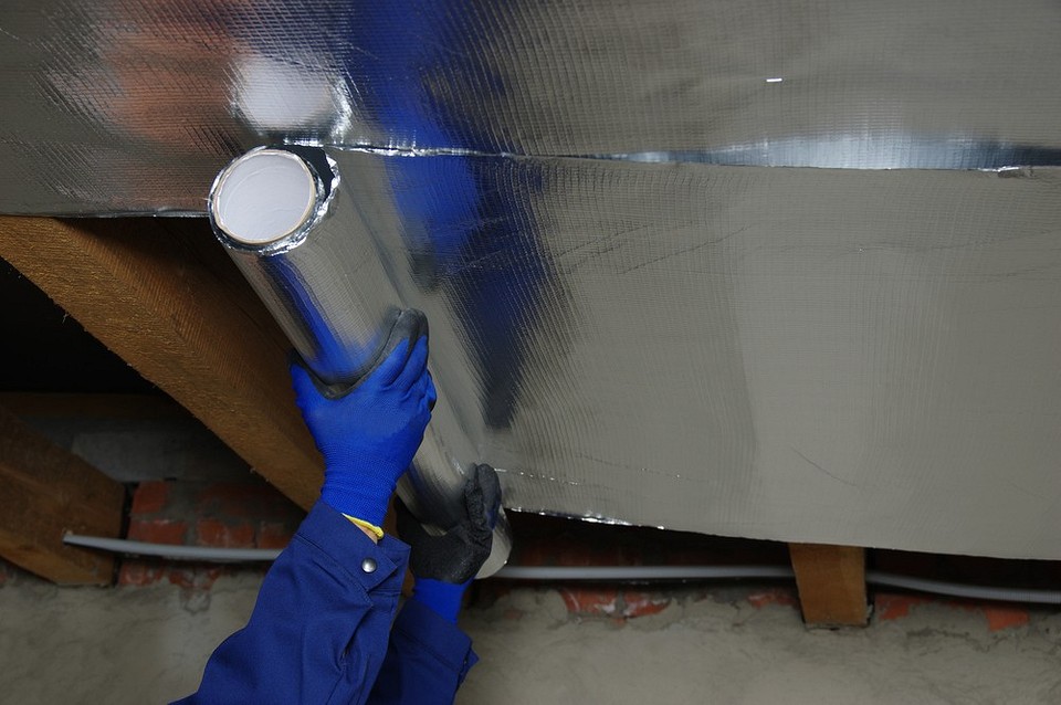 Instrukcja montażu paroizolacji na suficie: prawidłowe ułożenie i mocowanie materiału.