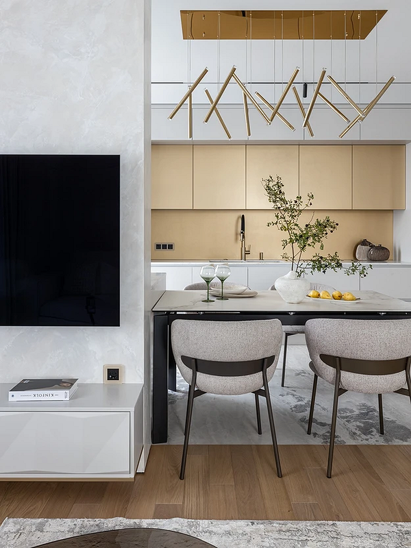 Boho lampa nad stołem Oświetlenie nad stołem w jadalni z elementami stylu boho, z wykorzystaniem rattanowych kloszy.