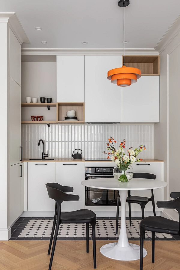 Naturalne światło w jadalni Minimalistyczna lampa wisząca z naturalnych materiałów nad eleganckim stołem w jadalni.