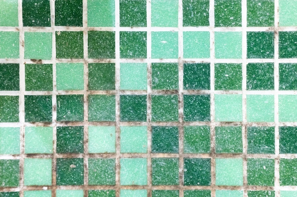 Fuga między płytkami Zbliżenie na fugę między białymi płytkami ceramicznymi w łazience, podkreślające jej fakturę.