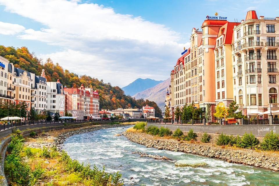 Wpływ ogrzewania na klimat. Grafika przedstawia zanieczyszczenie powietrza przez kominy.