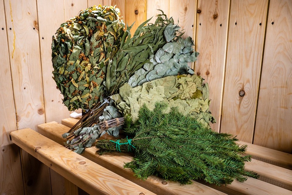 Rodzaje Witek do Sauny Różne rodzaje witek do sauny: brzozowe, dębowe i eukaliptusowe przygotowane do użycia.