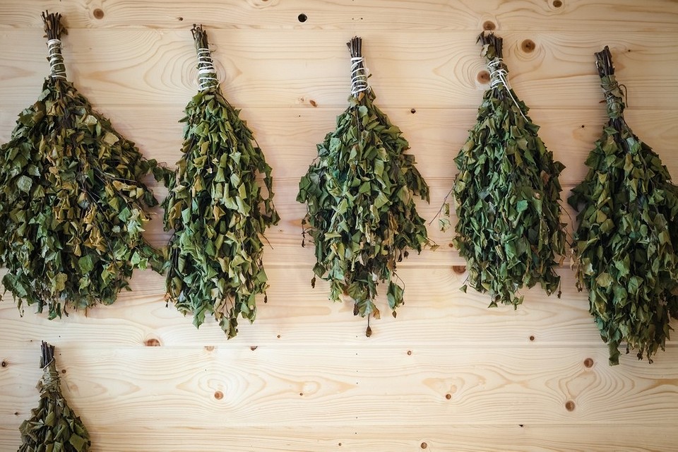 Przygotowanie Witek Krok po Kroku Proces przygotowania witek do sauny: suszenie, wiązanie i przechowywanie w suchym miejscu.