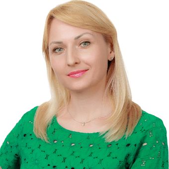Minimalistyczna sypialnia z drewnem Minimalistyczna sypialnia z drewnianymi akcentami, łóżkiem king-size i subtelnym oświetleniem.