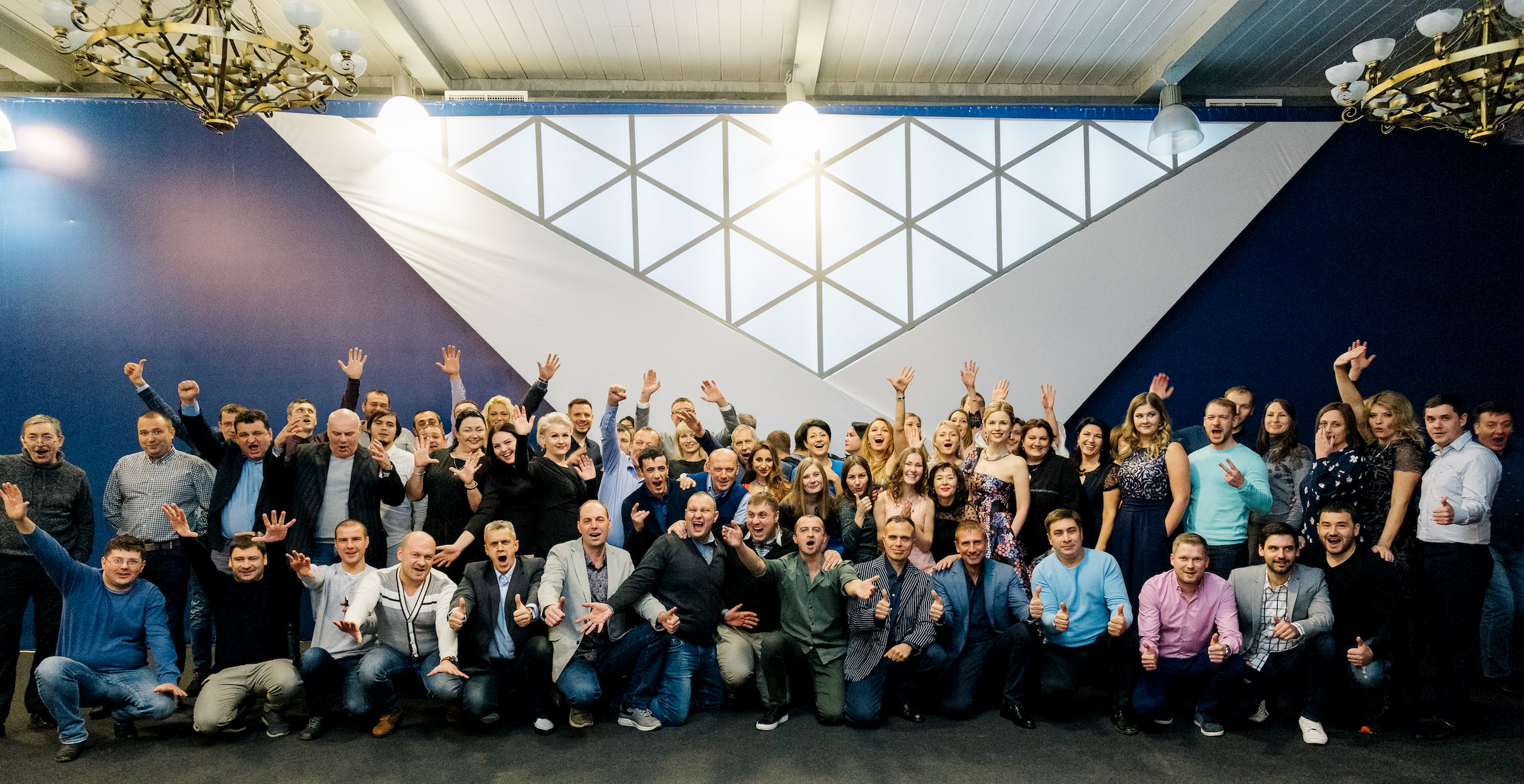 Elegancki salon w stylu minimalizmu luksusowego podczas remontu mieszkania 2026.