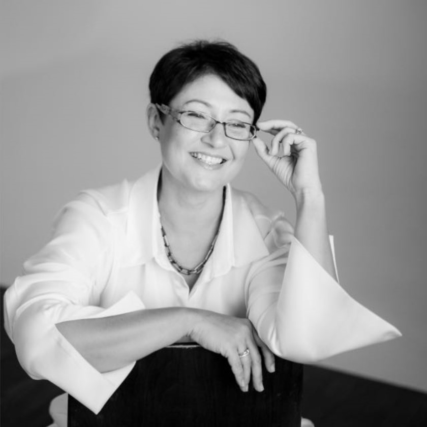 Salon w stylu nowoczesnej klasyki Nowoczesna klasyka w salonie: przestronne wnętrze z wygodną kanapą i designerskim oświetleniem.