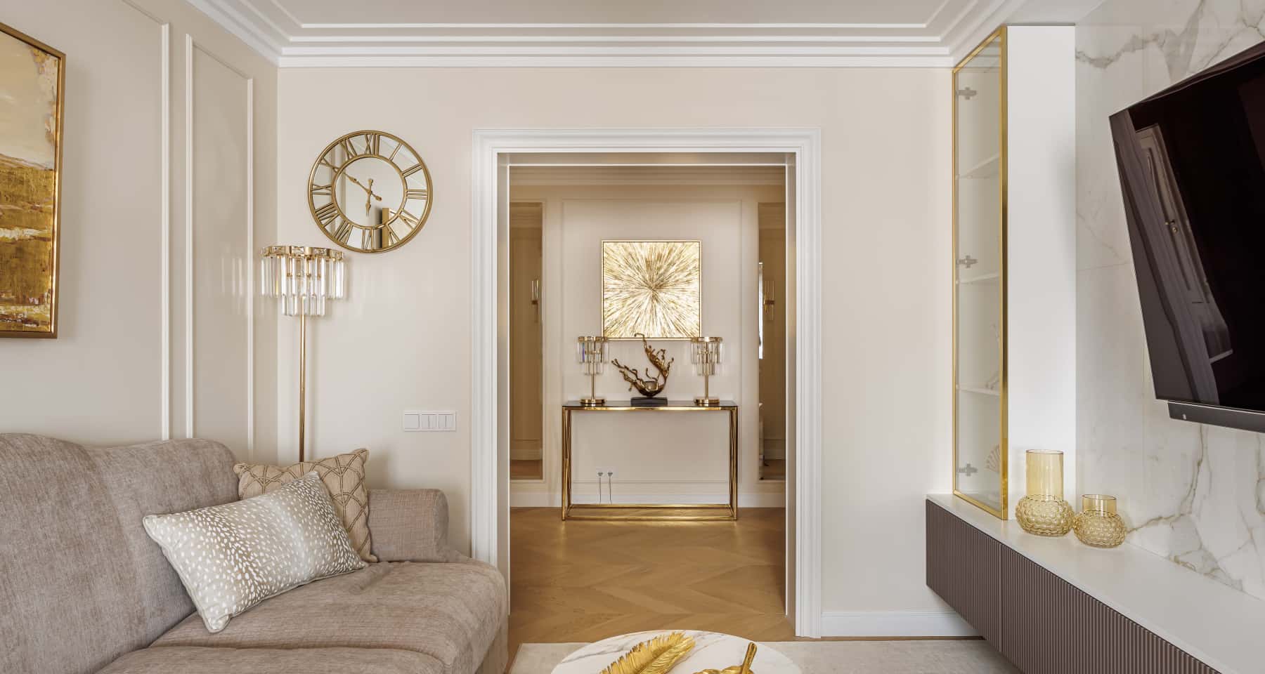 Korytarz w stylu minimalizmu luksusowego podczas remontu mieszkania 2026.